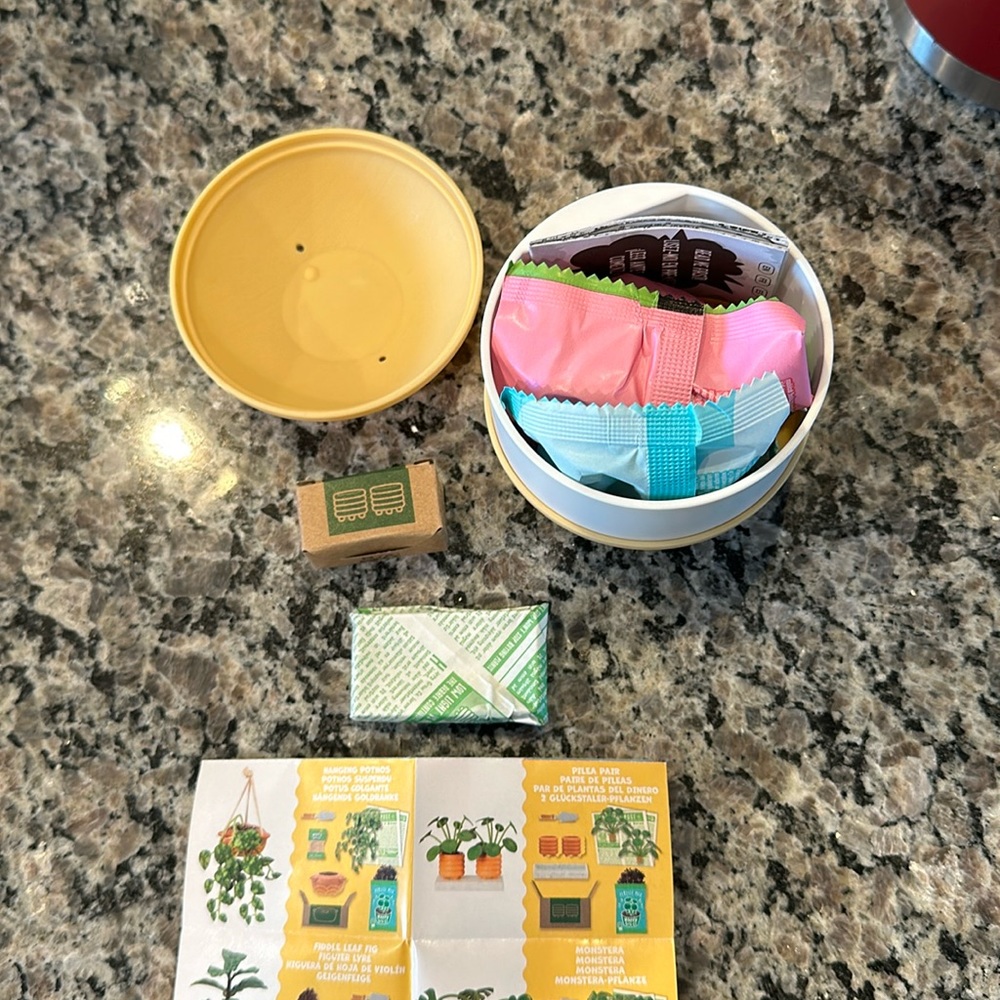 MGA miniverse make it mini lifestyle home series 1 Pilea Pair